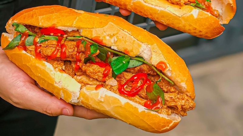 Bánh mì chả cá – gọn nhẹ cho người bận rộn